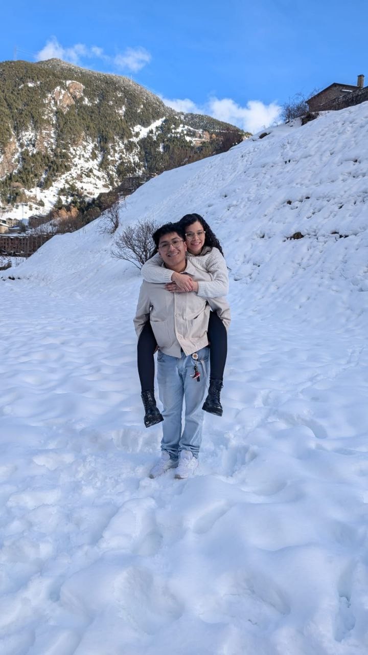 Foto de pareja en nieve